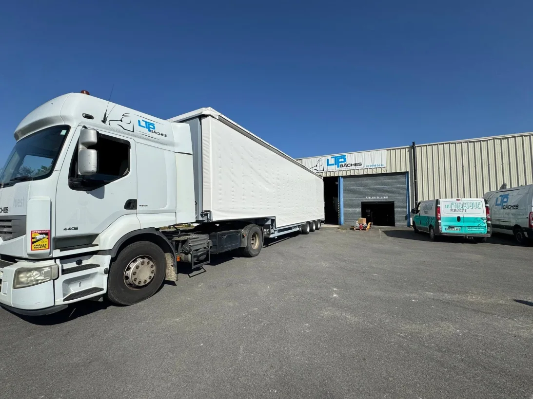 Sas Ltp Baches Fabrication De Bache A Fougeres Rideaux En 900gm² Sur Porte Engin Bache Sous Traitance Peinture 2 1