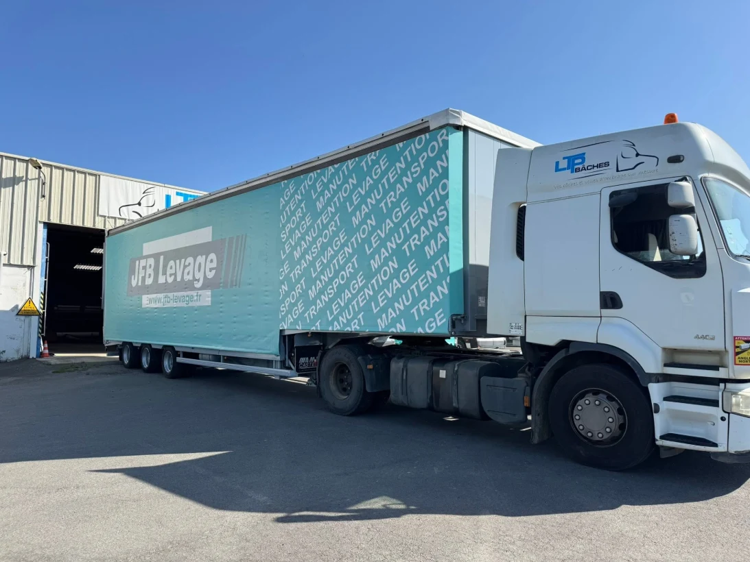 Sas Ltp Baches Fabrication De Bache A Fougeres Rideaux En 900gm² Sur Porte Engin Bache Sous Traitance Peinture 5